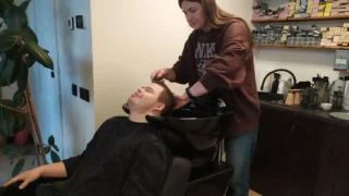 Kirpėja plauna mokiniui galvą